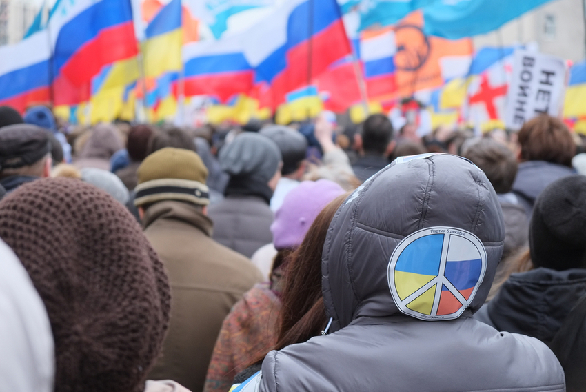 For Russians living abroad and denouncing Ukraine's invasion, a new flag  symbolizes opposition to Putin · Global Voices