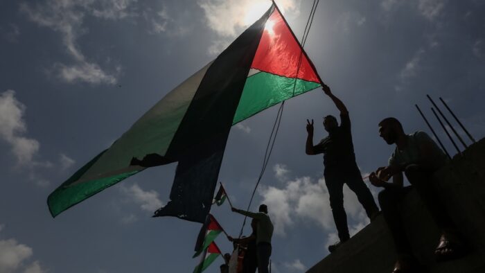 (INT) Palestinians wave flags during march for 74th anniversary of "Nakba". May 17, 2022, Gaza, Palestine: Palestinians wave national flags as they march to commemorate the 74th anniversary of the "Nakba" or "catastrophe", in Gaza City on Monday (16), Palestinians celebrate the "Nakba" every year in the month of May, official date of the State of Israel, and as a result more than 760,000 Palestinians were taken into exile or driven from their homes in 1948. Credit: Yousef Masoud/Thenews2 (Foto: Yousef Masoud/TheNews2/Deposit Photos)